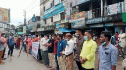 সাংবাদিক রোজিনা গ্রেফতারের প্রতিবাদে সুনামগঞ্জে সাংবাদিকদের প্রতিবাদী মানববন্ধন: